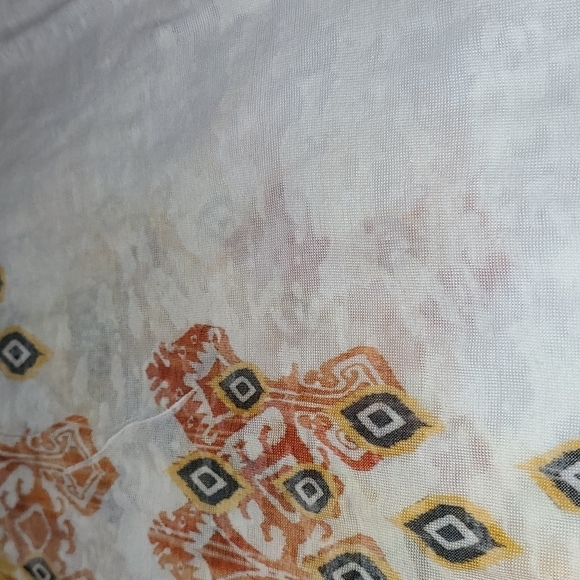 EUC Maurices Geometric Short Sleeve V-Neck Tee - Picture 5 of 9